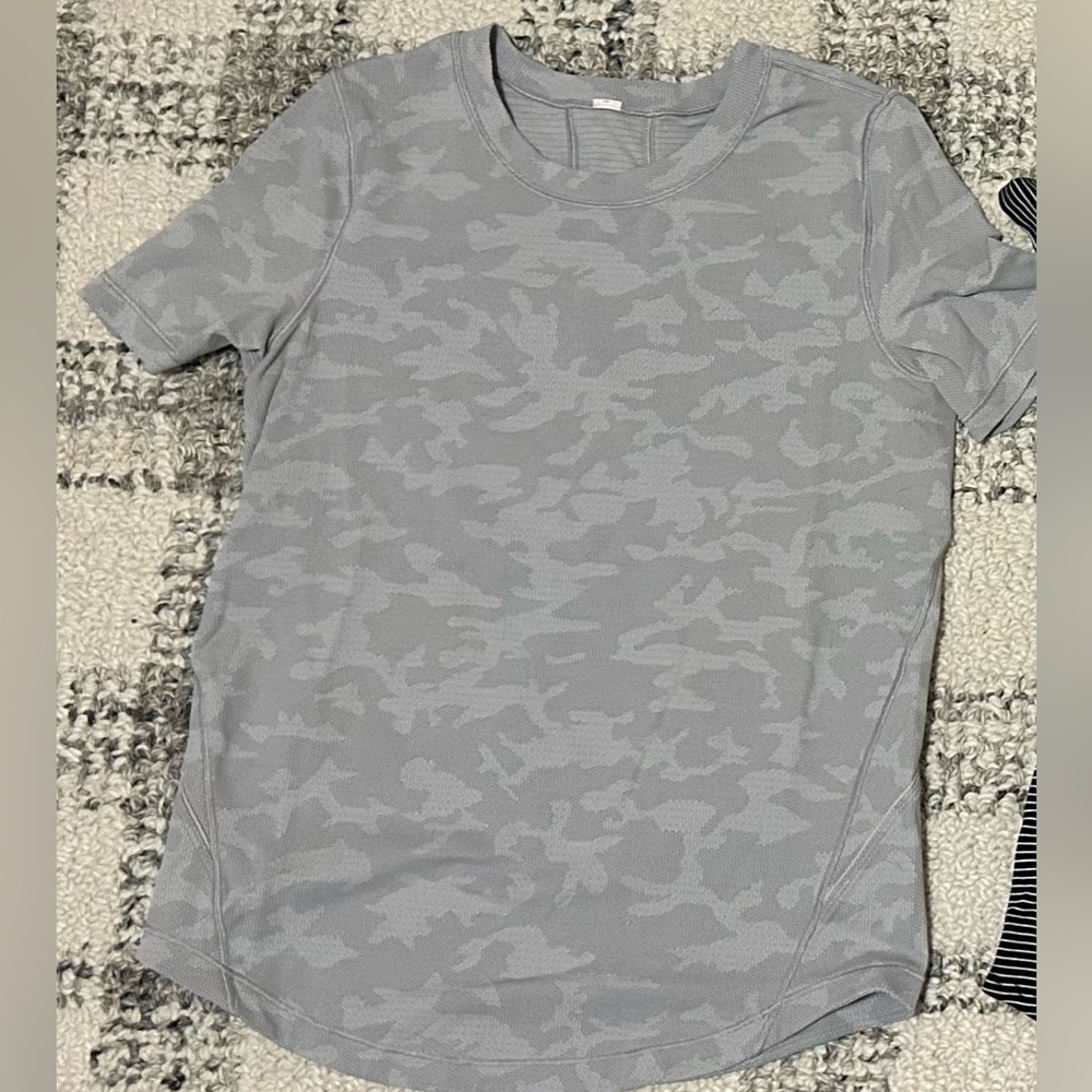 Lululemon short sleeve shirt size 0
